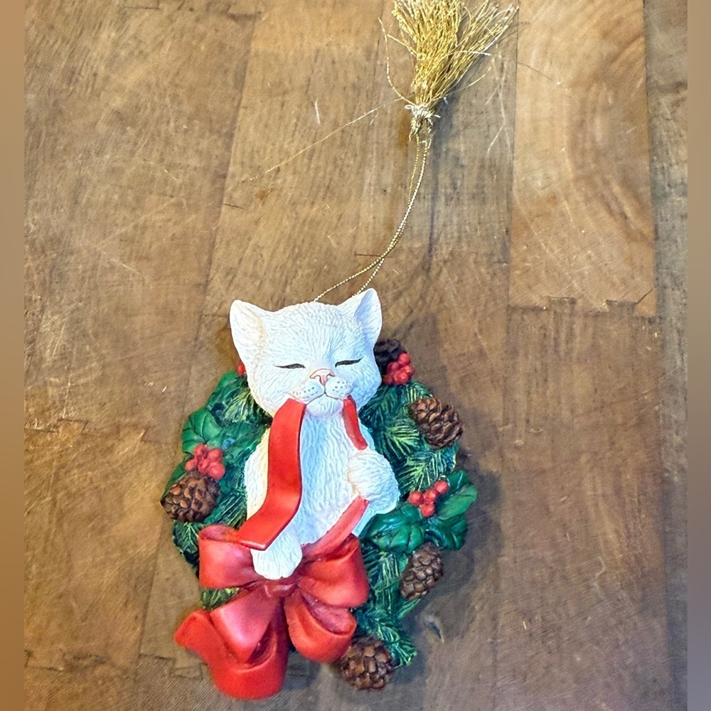 Lenox 1997 White Cat With Ribbon in his mouth Green and Gold Christmas Ornament